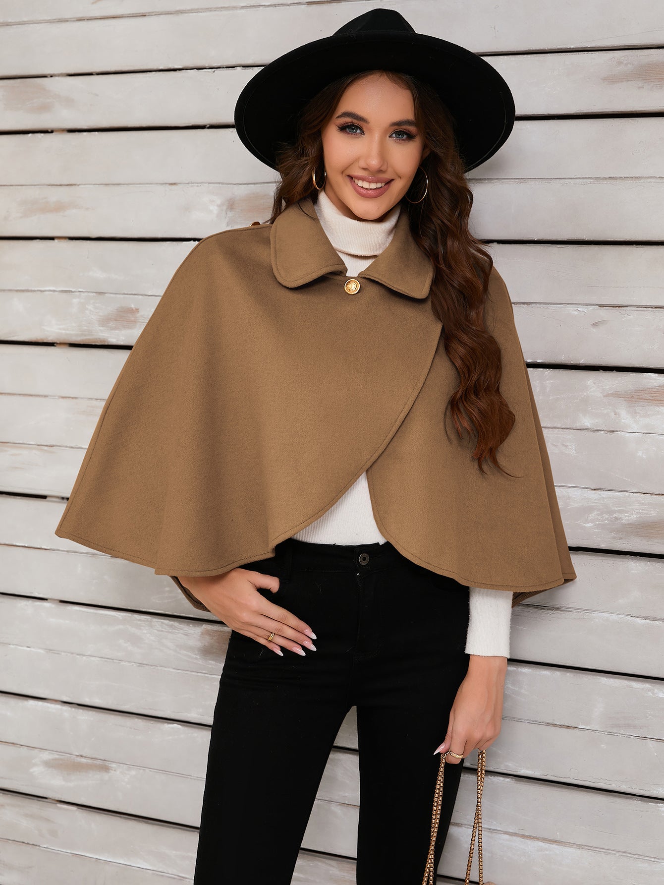 Chique kameelkleurige cape met elegante gouden knoop voor verfijnde gelegenheden