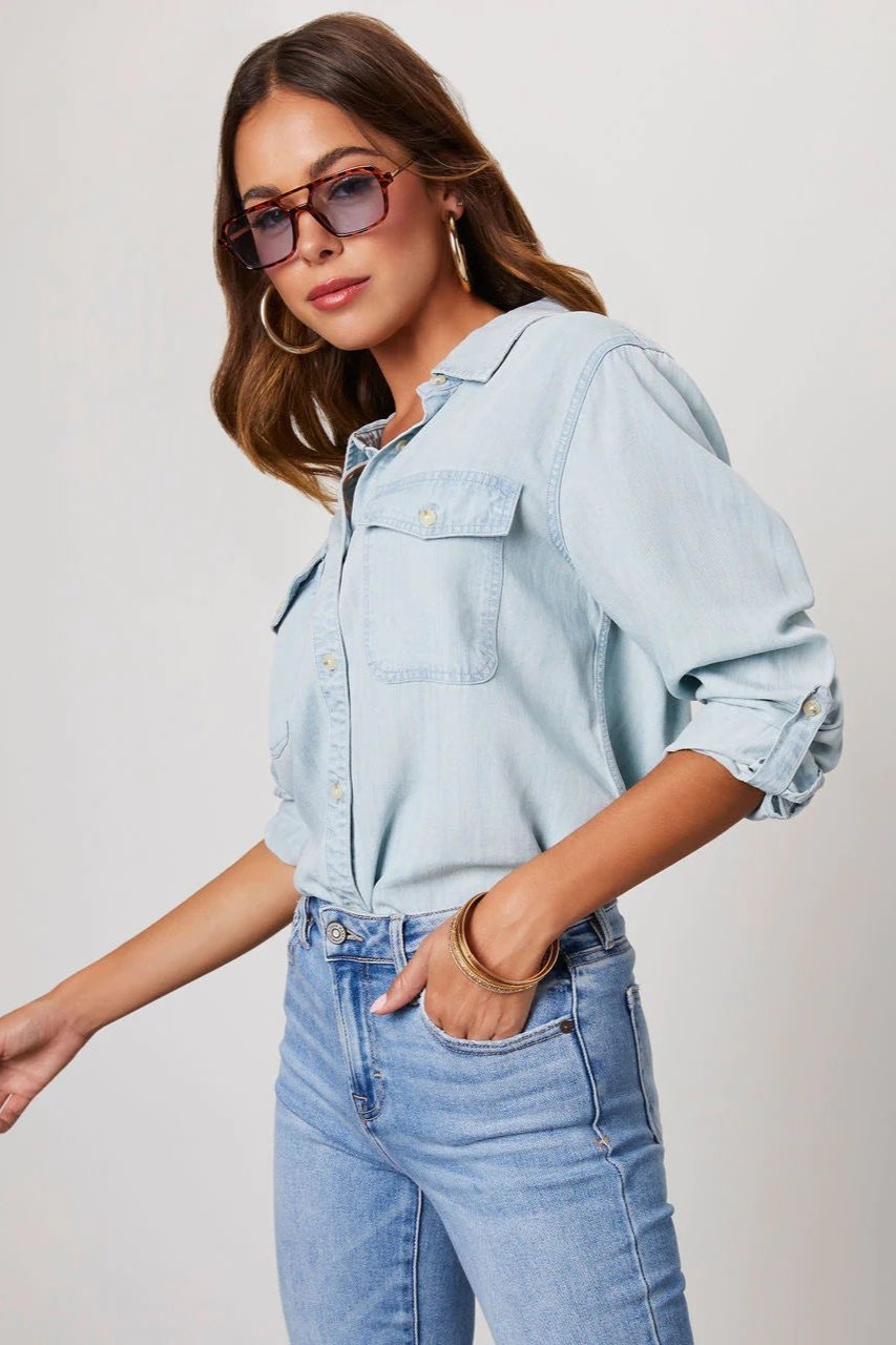 Lichtblauwe blouse met lange mouwen en kraag van denim 